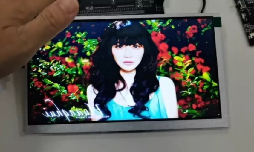 산업 및 의료 부문의 고객이 TN LCD를 선택할 가능성이 더 높은 이유는 무엇입니까?